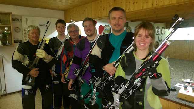 Die Finalisten der SG Alpenrose (v.l.) Albert Romstädter, Daniel Demmelmair, Alois Fritzenwenger, Tobias Sperl, Andreas und Conny Demmelmair lieferten sich einen spannenden Kampf um den Vereinsmeistertitel